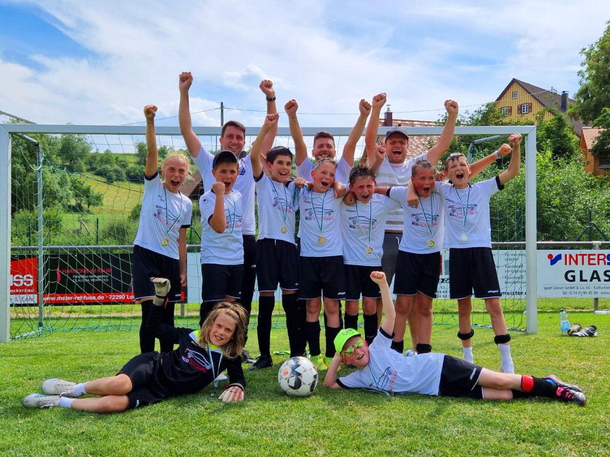 Die stolze Wittlensweiler E-Jugend präsentiert stolz ihre verdiente Medaille nach dem Gewinn des Arburg Cups.